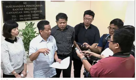  ?? — Bernama ?? Briefing the press: Wong (in white) speaking to newsmen prior to lodging the report at the MACC office at Wisma Persekutua­n. Looking on are Chang (left) and Dr Ting ( Wong’s left).