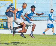  ??  ?? VOLANDO. El delantero Jerry Bengtson y el zague- ro Félix Crisanto en pleno vuelo en el Morazán.