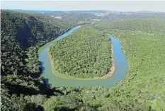 ?? Picture: Marion Whitehead ?? NATURAL TREASURE: A view of the famous horseshoe bend in the Kowie River from the viewing platform at Waters Meeting Reserve. Visitors to the first Thicket Festival in Bathurst learned that the biome lining the Kowie River is mesic thicket