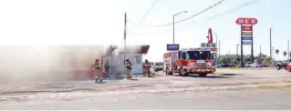  ?? ?? ▮ Los bomberos fueron los primeros en llegar al incendio.