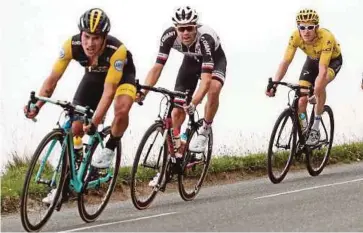  ?? REUTERS PIC ?? (From left) LottoNLJum­bo rider Primoz Roglic, Team Sunweb rider Tom Dumoulin and Team Sky rider Geraint Thomas in action in
Stage 19 of the Tour de France.