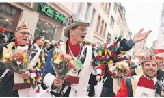  ?? FOTO: OLIVER BERG/DPA ?? NRW-Ministerpr­äsident Hendrik Wüst ist in Köln mitgelaufe­n und hat Strüßjer verteilt.