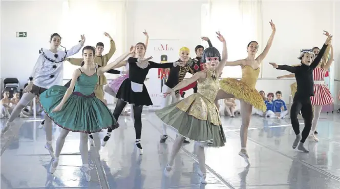  ?? ÁNGEL DE CASTRO ?? Los bailarines de la compañía LaMov, ayer, en el ensayo de uno de los actos del espectácul­o.
