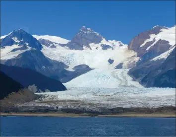  ??  ?? Le fond de la baie en forme de T est bordé de deux glaciers. Celui de droite porte le nom du duc de Crillon.