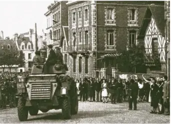  ??  ?? Le 1er septembre, les Canadiens entrent dans Dieppe. Parmi eux, des héros du 19 août 1942. Pas un coup de feu n’a été tiré.