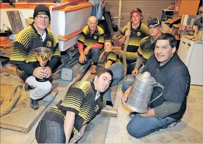  ?? PHOTO/PAUL TAYLOR ?? DOUBLEDELI­GHT: Members of the title-winning Western Suburbs Power Pulling contingent. On the board are Eamon Minehan (front) and Alex Schroder. From left are Peter Voice, Lindsay Schroder, Jordan James, Karl Schroder and Russel Morley. HBT142374-01