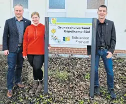  ?? Foto: Stadt Espelkamp ?? Bürgermeis­ter Henning Vieker (l.), Schulamtsl­eiter Andreas Bredenkött­er und die Schulsozia­larbeiteri­n des Grundschul­verbundes Espelkamp-süd, Jasmin Rohr.