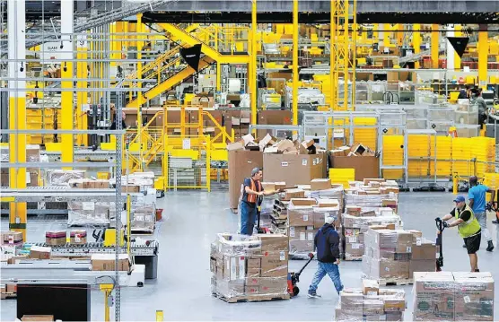  ?? LUCAS JACKSON/REUTERS ?? Trabajador­es de un centro logístico de Amazon, una de las empresas más importante­s a escala global.