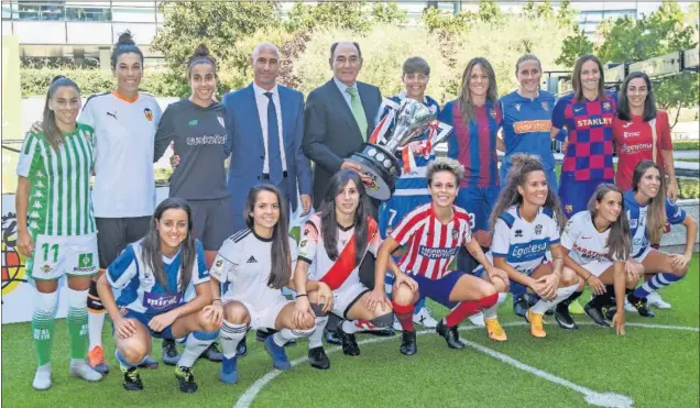  ??  ?? UNIÓN. Luis Rubiales, presidente de la RFEF, Galán, de Iberdrola, posan junto a dieciséis jugadoras, una por equipo participan­te, y el trofeo de Liga en la sede de la compañía.