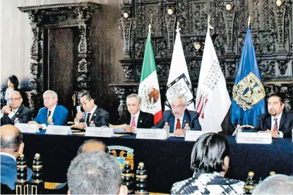  ??  ?? El rector de la UNAM y el jefe de Gobierno capitalino, durante la conferenci­a en el Palacio de la Autonomía.