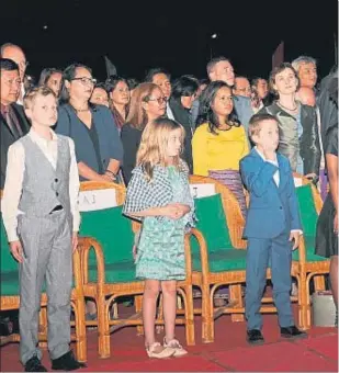  ??  ?? Shiloh, Vivienne, Knox, Zahara, Pax, Maddox y Angelina Jolie, el sábado por la noche en la première del filme en la residencia del rey Norodom Sihamoni