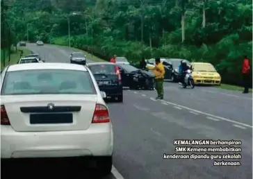  ??  ?? KEMALANGAN berhampira­n SMK Kemena membabitka­n kenderaan dipandu guru sekolah
berkenaan.