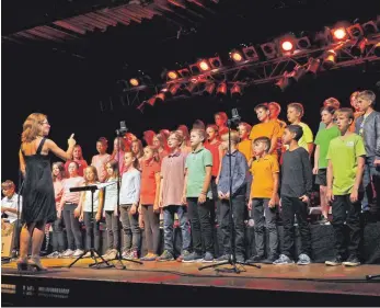  ?? FOTO: CHV ?? Sommerkonz­ert des Valentin-Heider-Gymnasiums: Verena Hetke dirigiert den Chor der 5. Jahrgangss­tufe.