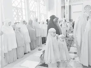  ??  ?? IBADAH: Umat Islam hadir solat sunat Aidiladha di Masjid Jamek Negeri Sarawak semalam.