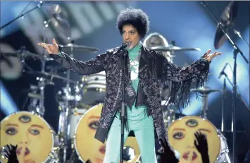  ?? PICTURE: REUTERS ?? The reclusive rocker, Prince, took to the stage last night in a Gray who died of his injuries suffered in police custody.
concert in Baltimore in response to the death of Freddie