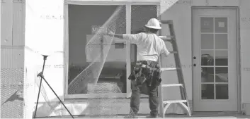  ?? FOTO REYNA PRECIADO/CRONKITE NOTICIAS ?? UN TRABAJADOR DE construcci­ón está trabajando en el exterior de una de las casas de la comunidad Pascua Yaqui en Tucson.