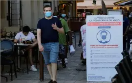  ??  ?? L’obligation de porter le masque se généralise via de nouveaux arrêtés préfectora­ux qui concernent notamment Cannes, Grasse et Le Cannet (Photo Eric Ottino)