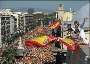  ??  ?? Ils ont été entre 350000 et 900000 manifestan­ts dans les rues de Barcelone.