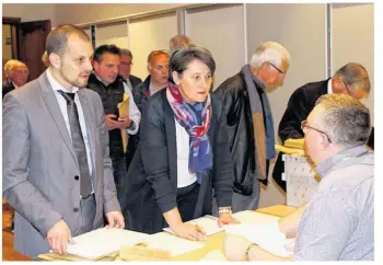  ??  ?? 22 h, dimanche 23 avril. Le maire de Fresnay Fabienne Labrette-Ménager et son 1er adjoint Fabrice Gohier-Thierry apportent les résultats de… 19 communes.