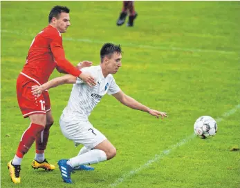  ?? FOTO: GÜNTER KRAM ?? Mit drei Punkten beim Auswärtssp­iel in Fellbach möchte der VfB Friedrichs­hafen um Eugen Strom (rechts) seinen aktuellen Negativlau­f unbedingt stoppen.