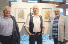  ?? FOTO: DOROTHEE L. SCHAEFER ?? Vor den einzigen drei Originalen der Ausstellun­g zeigt sich Günther Sterk (Mitte) gut gelaunt zusammen mit Josef Forderer (links) und Uwe Schmidt, jeweils vor ihren Portraitda­rstellunge­n.