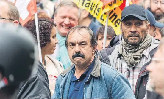  ?? BERNARD MENIGAULT / GETTY ?? El líder de la CGT, Philippe Martinez (centre), en una manifestac­ió contra la reforma laboral el juny passat