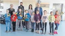  ?? FOTO: PRIVAT ?? Die Kinder der Bläserklas­se mit den Lehrern Gebhard Baumann (Blechblasi­nstrumente) und Martin Abele (Klarinette), Schulleite­rin Heike Brost und Musikschul­leiter Moritz von Woellwarth (von links).