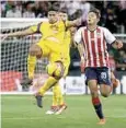  ??  ?? El primer tiempo se jugó con gran intensidad y se reflejó en el marcador del estadio de Chivas,