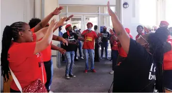  ?? | AYANDA NDAMANE African News Agency (ANA) ?? EFF supporters chant at a Clicks in Noordhoek yesterday, on day two of a 5-day shutdown.