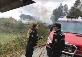  ??  ?? STARTET I GARASJEN: Politiet overvåket det hele fra avstand da det begynte å brenne i en garasje med tre biler i Birkenes lørdag.