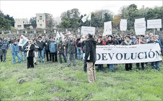  ?? CABALAR / EFE / ARXIU ?? Manifestan­ts davant el pazo de Meirás durant una protesta el novembre del 2007 per reclamar la devolució de la propietat al poble