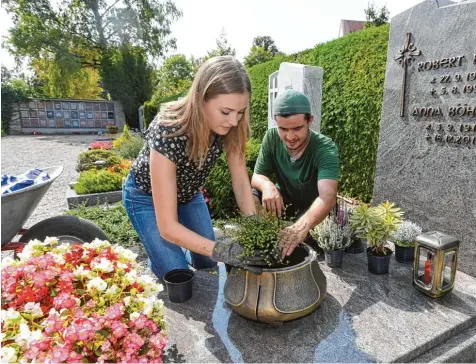  ?? Foto: Marcus Merk ?? Laura Gastl versuchte sich als Gärtnerin auf dem Diedorfer Friedhof. Gartenbaum­eister Daniel Birling greift ihr dabei hilfreich unter die Arme.