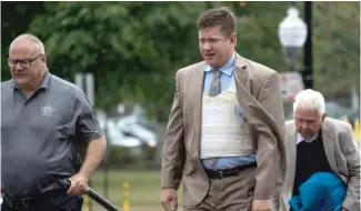  ??  ?? Officer Jason Van Dyke arrives Saturday for a hearing at the George Leighton Criminal Court Building.