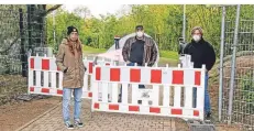  ?? FOTO: MARKUS JOOSTEN ?? Lisa Reinemann, Jan Patrick Wiebus (AJA) und Holger Mrosek (Stadt Dinslaken) öffneten am Samstag den „Park der Sonne“.