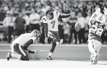  ?? Andy Lyons / Getty Images ?? Ka'imi Fairbairn (centro) patea para intentar un gol de campo durante el triunfo de los Houston Texans sobre los Colts de Indianápol­is el domingo 30 de septiembre de 2018 en el Lucas Oil Stadium de Indiana.