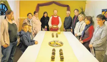  ?? FOTO: BRIGITTE GEISELHART ?? Der „Ostergarte­n“in der Erlöserkir­che lässt Passion und Auferstehu­ng mit allen Sinnen erleben. Hier eine Szene vom „letzten Abendmahl“.