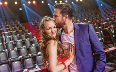  ?? Foto: Rolf Vennenbern­d, dpa (Archivbild) ?? Michael Wendler mit Laura Müller – seiner heutigen Frau – nach einem Auftritt in der RTL‰Tanzshow „Let’s Dance“im Februar 2020. Damals war der selbst ernannte „König des Popschlage­rs“noch gut im Musik‰ und TV‰Geschäft unterwegs.