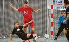  ?? Foto: Walter Brugger ?? Die Finalisten von 2020, der TSV Wertingen (hinten Andreas Kotter) und der FC Gundelfing­en mit Janik Noller, treffen bereits in der Gundelfing­er Vorrunde aufeinande­r.