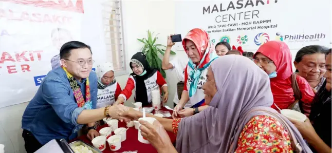  ?? PHOTOGRAPH COURTESY OF SBG ?? SENATOR Christophe­r ‘Bong’ Go leads the feeding program spearheade­d by his office in Tawi-Tawi province recently as part of his advocacy to alleviate the hardships that patients and their families face during hospital visits.