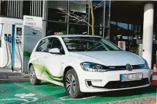  ?? FOTO SIEMENS ?? Auta do zásuvky na českém trhu s ojetinami zaujímají jen kolem půl procenta. Volkswagen e-Golf je jedním z nejpopulár­nějších.