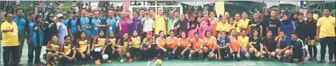  ??  ?? Participan­ts pose in a group photo with Ahmad (standing at centre) and Saberkas Batu Kitang members.