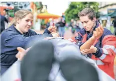  ?? RP-ARCHIVFOTO: S. KÖHLEN ?? Auch das ist eine Facette der Arbeit: Christina Bräunlich und Frederic Olbrich warben am Johanniter-Stand auf der Ehrenamtsb­örse.