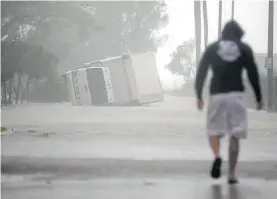  ?? AFP ?? Destrucció­n. Un camión volcado por la fuerza del viento en Miami.