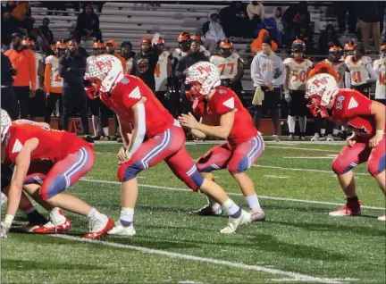  ?? ED MORLOCK — MEDIANEWS GROUP ?? Plymouth Whitemarsh running back Tommy Hannon (34) lines up behind quarterbac­k Aiden O’Brien (4) against Chester on Friday.