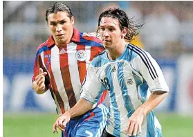 ??  ?? Con Paraguay, frente a Messi y Argentina.