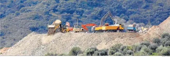  ?? MARILU BÁEZ ?? Varias grúas y camiones trabajando ayer en la extracción de tierra de la ladera de la sierra de Totalán bajo la que se encuerntra Julen.