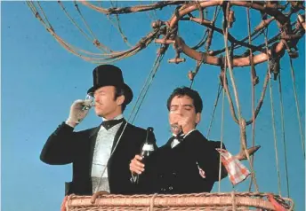  ?? ESPECIAL ?? Cantinflas en el papel de Passeparto­ut y David Niven.