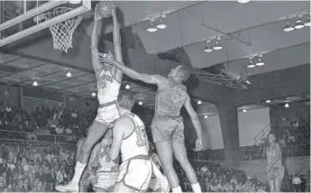  ?? AP FILE PHOTO ?? The Knicks’ Willie Naulls (6) defends against the Warriors’ Wilt Chamberlai­n in a 1962 game.