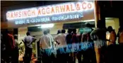 ??  ?? People queue up near a liquor outlet in Secunderab­ad on Sunday. — Deccan Chronicle