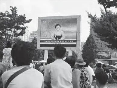  ??  ?? Noord-Koreanen in Pyongyang kijken dinsdag naar het tv-nieuws waarop de raketlance­ring trots wordt gemeld.
(Foto: Reuters.com)